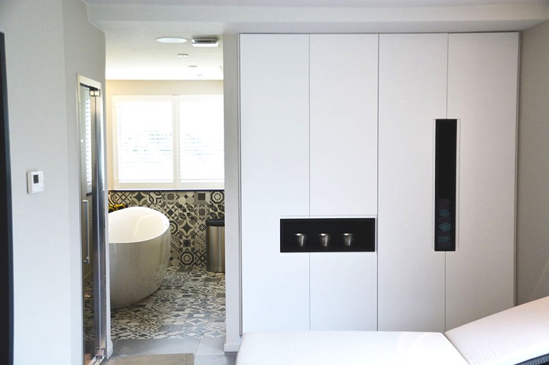 foto die inbouw luidspreker laat zien in badkamer
