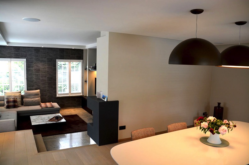 foto die inbouwluidspreker laat zien in woonkamer van een multiroom audio project van zes zones
